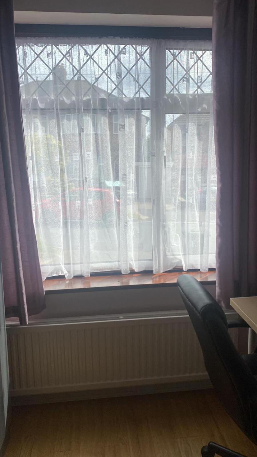 Проживание в семье Kynance Gardens Female Only